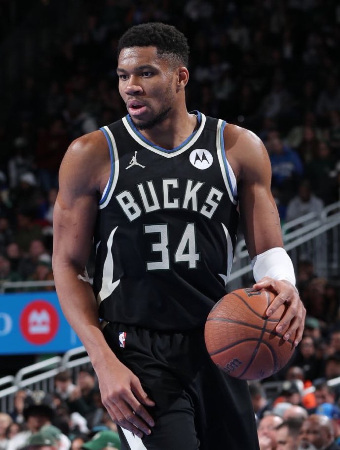 转会期体能课后，密尔沃基雄鹿战术微调备战法国杯，压力陡增，赛季目标并未改变