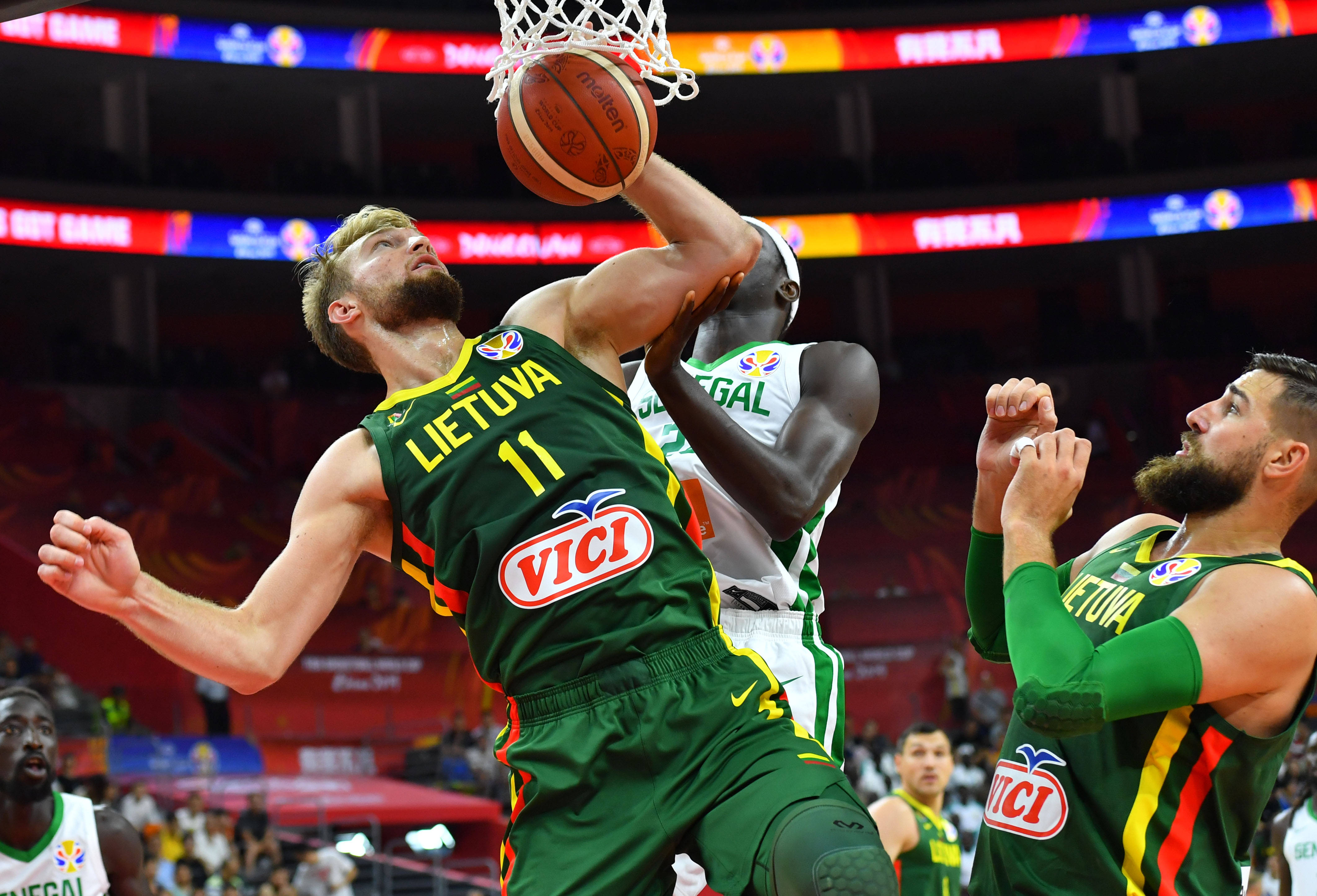 冲刺阶段体能课后,克里夫兰骑士主帅复盘备战CBA季后赛,媒体盛赞,身体对抗强度拉满 冲刺阶段体能课后,克里夫兰骑士主帅复盘备战CBA季后赛,媒体盛赞,身体对抗强度拉满