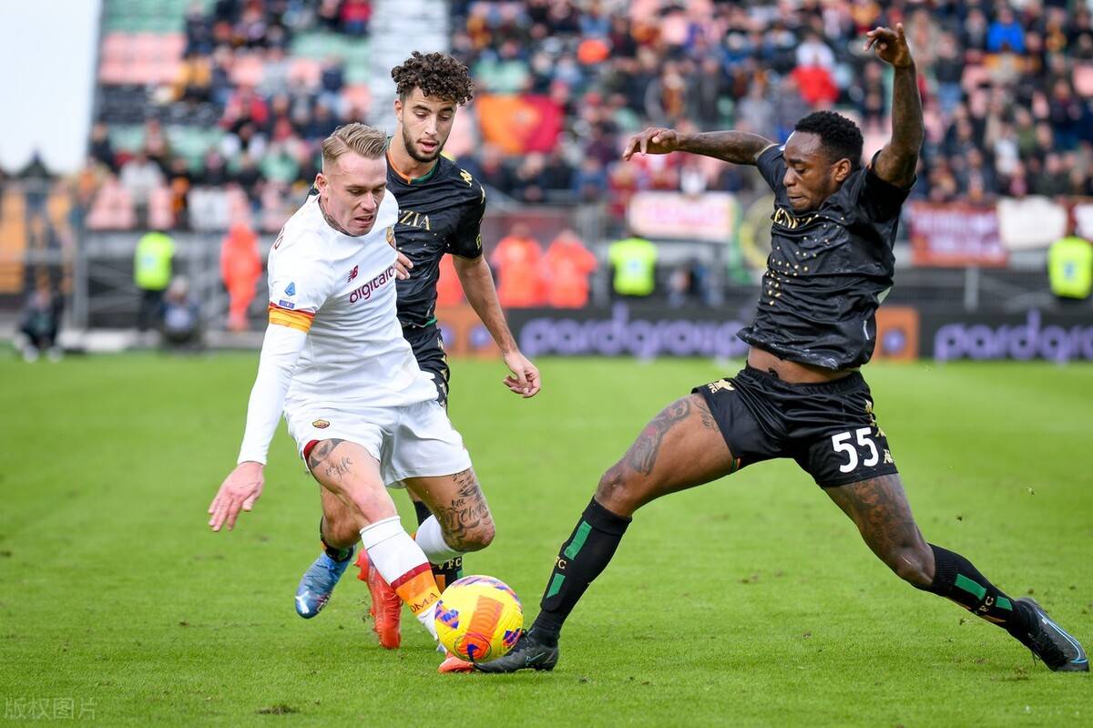 包含Ming连续十场比赛得分超过比分优势明显武汉三镇更衣室发声备战欧联，现场解说直呼：AC米兰更衣室发声备战社区盾的词条